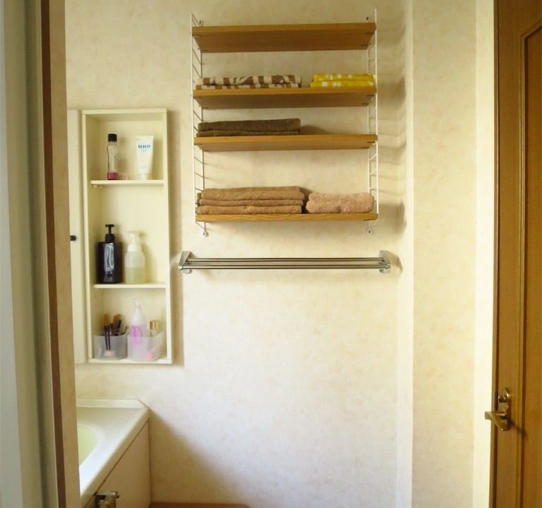 北欧のシンプルな収納棚 String Shelf を洗面所に 家中のタオルをまとめて保管しています すっきり さっぱり