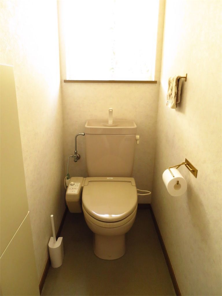トイレに雑貨は不要！大好きな真鍮製ペーパーホルダーを、すっきりした
