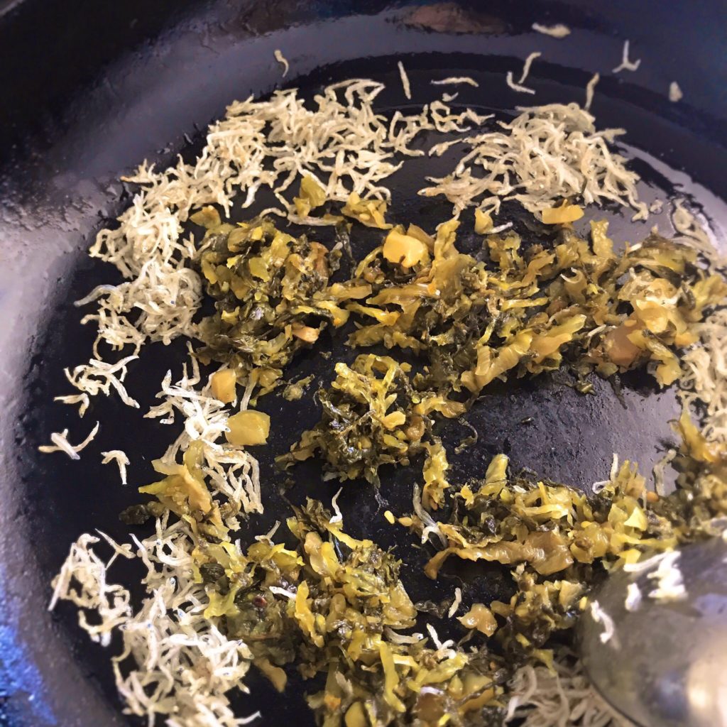 ノー包丁でパパッと作る、ちりめんじゃこと高菜のチャーハンレシピ