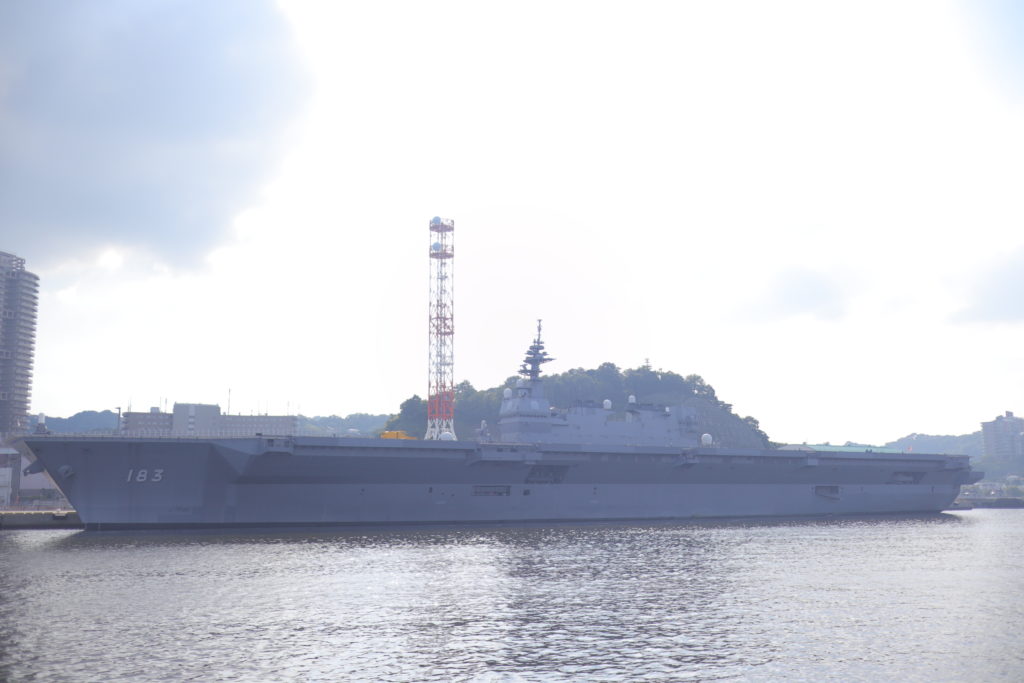 横須賀「YOKOSUKA軍港めぐり」クルージングツアーで護衛艦いずも