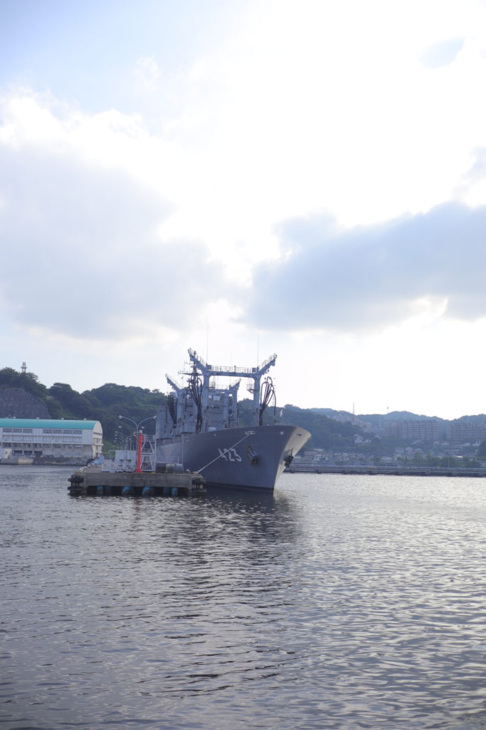 横須賀「YOKOSUKA軍港めぐり」クルージングツアーで補給艦ときわ