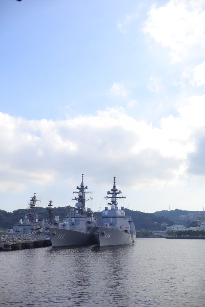 横須賀「YOKOSUKA軍港めぐり」クルージングツアーで護衛艦たかなみとてるづき