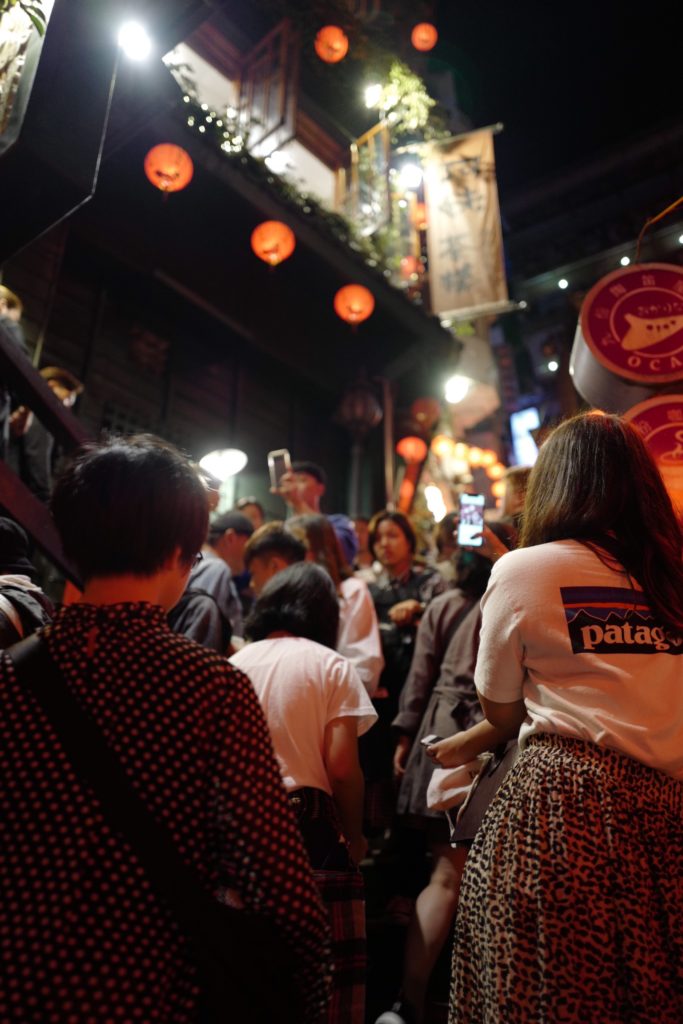 ジブリ『千と千尋の神隠し』の街九份（きゅうふん）の夜景を撮る