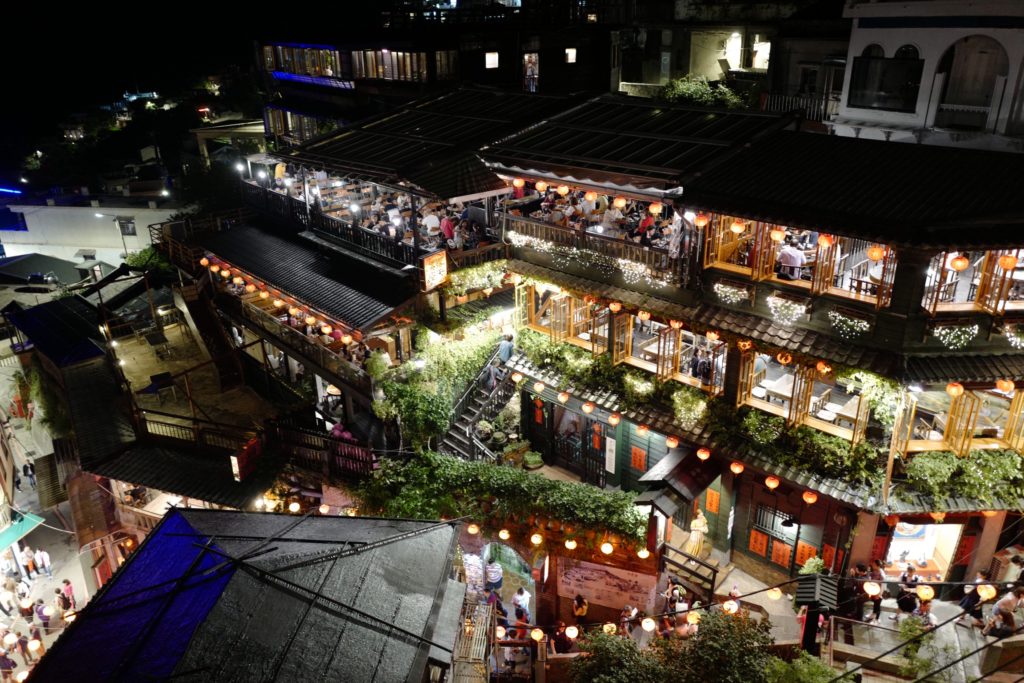 ジブリ『千と千尋の神隠し』の街九份（きゅうふん）の夜景を撮る