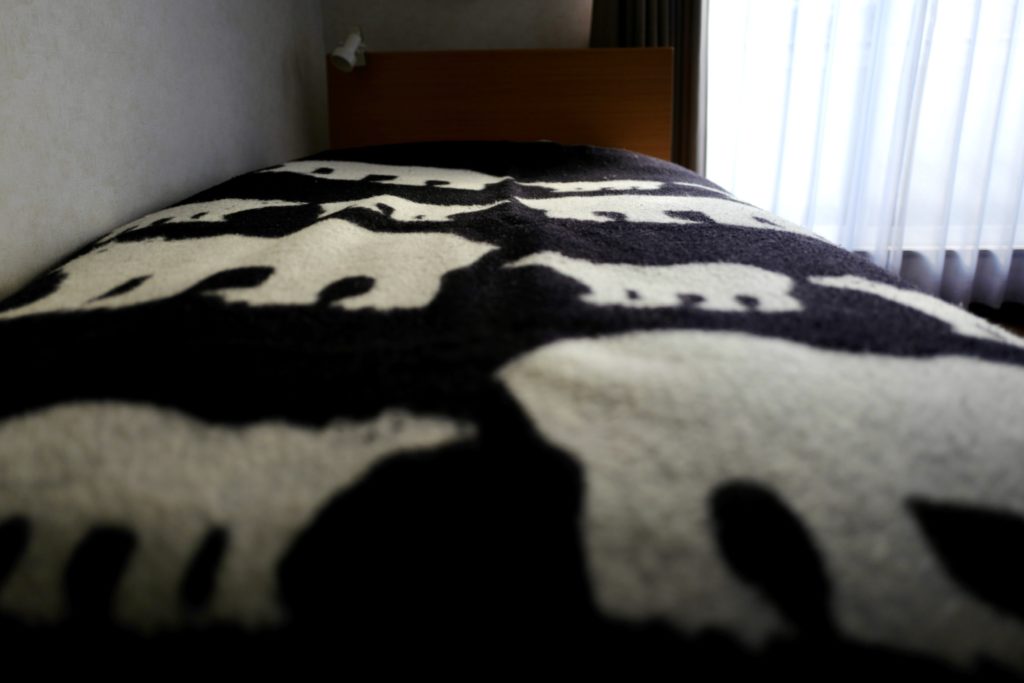 北欧スウェーデンのウールブランケットクリッパン（KLIPPAN）をベッドで寝具として使っています。