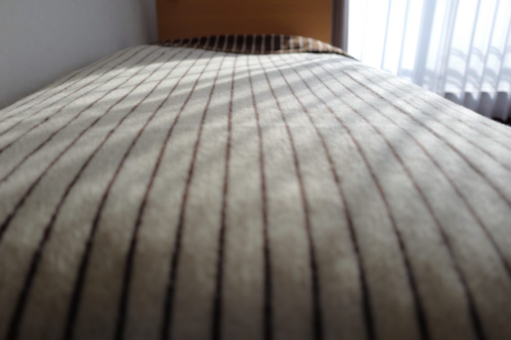ポルトガルのウールブランケットエコラ（ECOLA）をベッドで寝具として使っています。