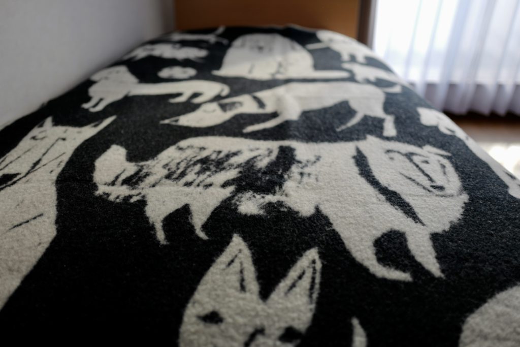 北欧フィンランドのウールブランケットラプアンカンクリをベッドで寝具として使っています。