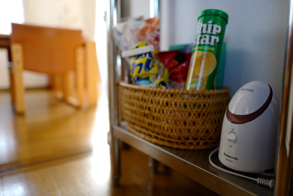 東北のてしごと、根曲り竹のかごをお菓子カゴに