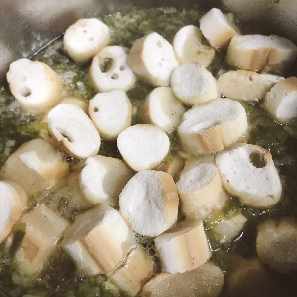 ネギとお麩のオニオングラタン風スープのレシピ：お麩をそのまま加える