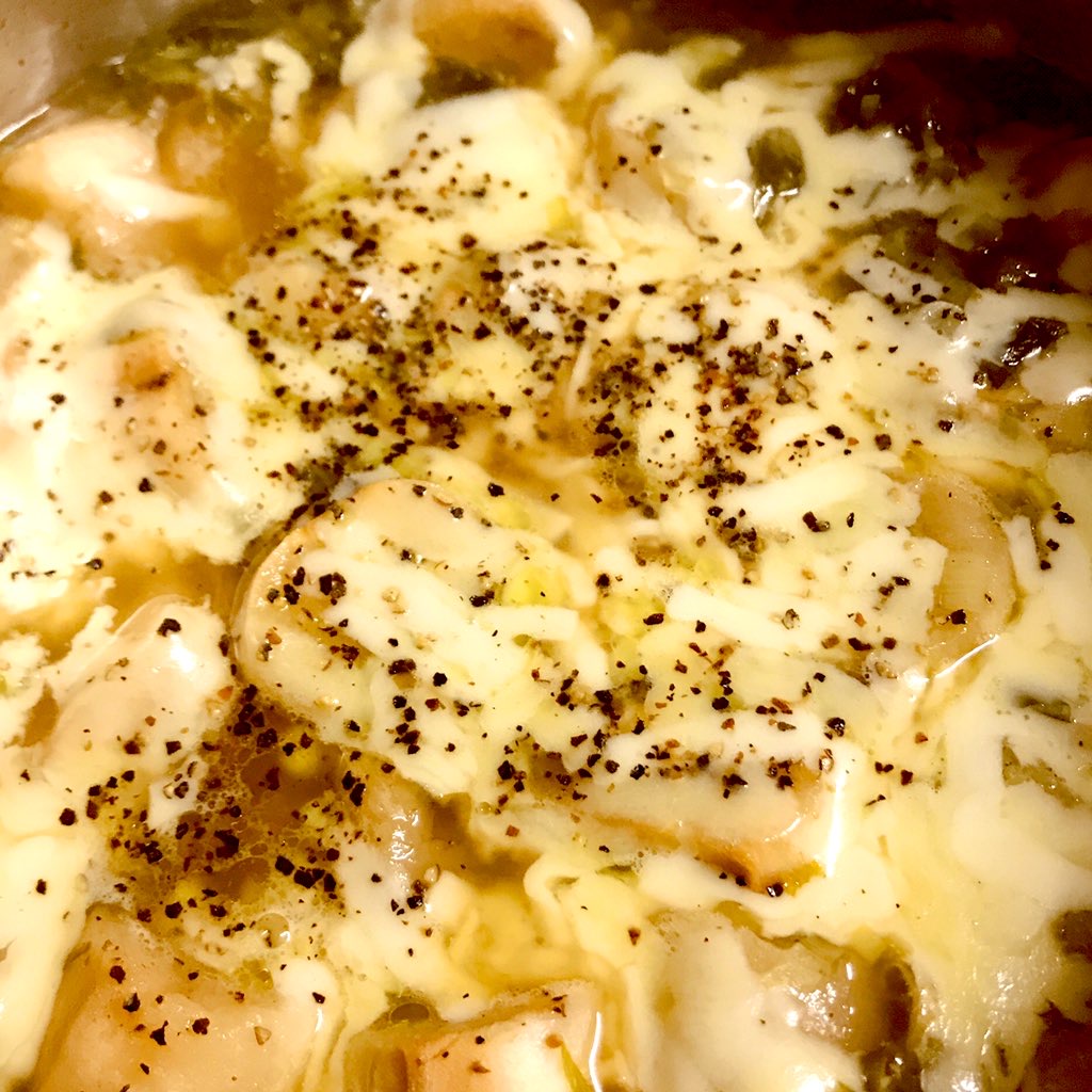 ネギとお麩のオニオングラタン風スープのレシピ：粗挽き黒こしょうで味をととのえる
