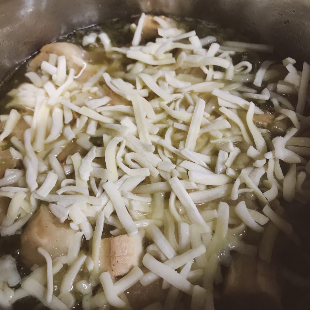 ネギとお麩のオニオングラタン風スープのレシピ：とろけるチーズを加えてふたをする