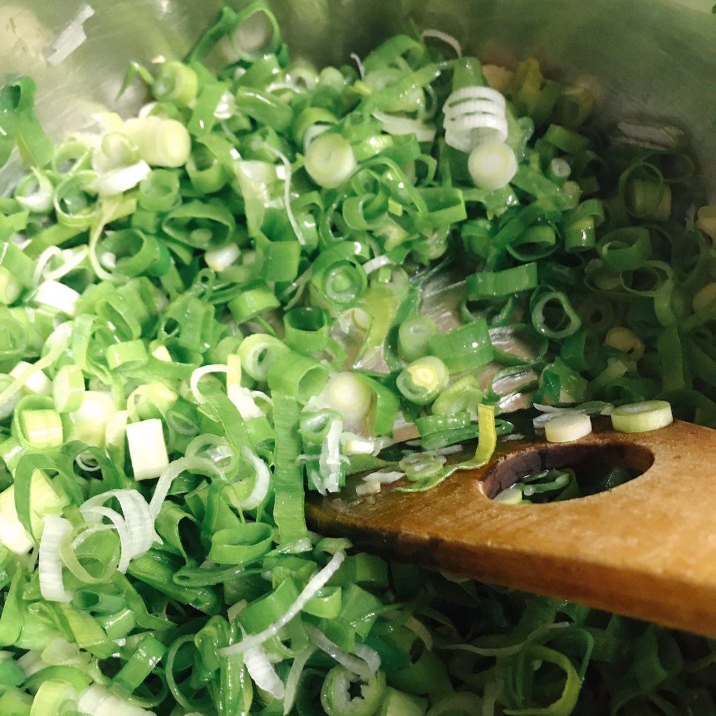 ネギとお麩のオニオングラタン風スープのレシピ：ネギの小口切りをじっくり炒める