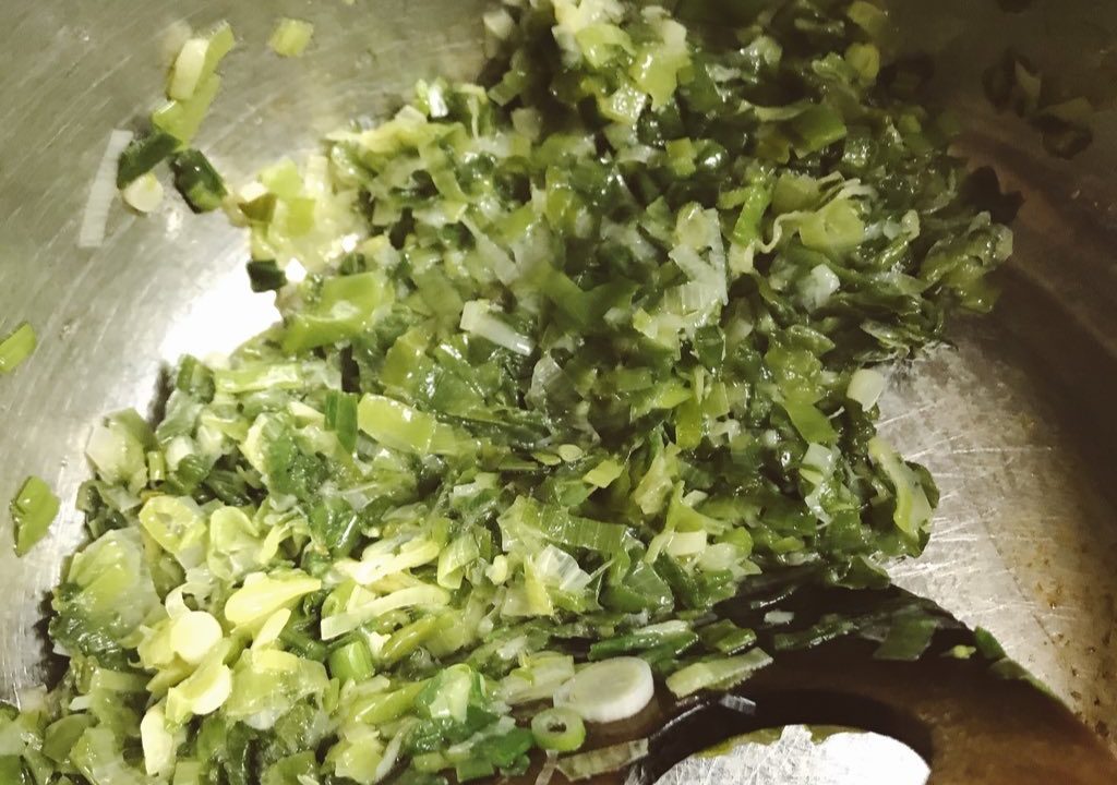 ネギとお麩のオニオングラタン風スープのレシピ：ネギの小口切りをじっくり炒める