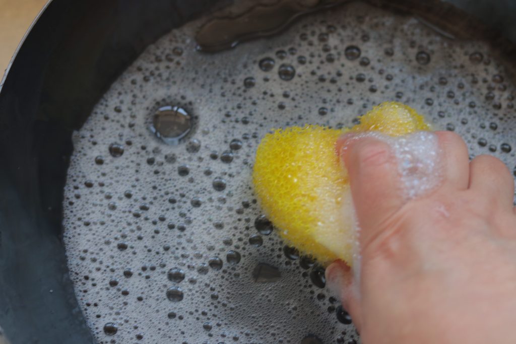 鉄フライパン「油ならし」の手順：洗剤で洗う
