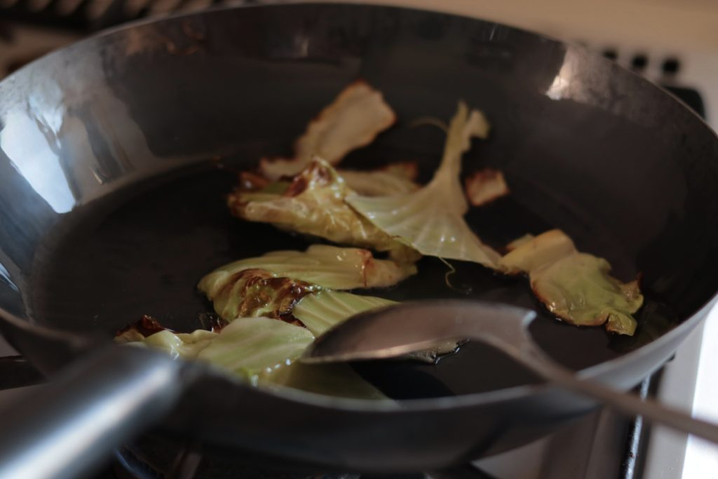 鉄フライパン「油ならし」の手順：くず野菜をしっかり炒める