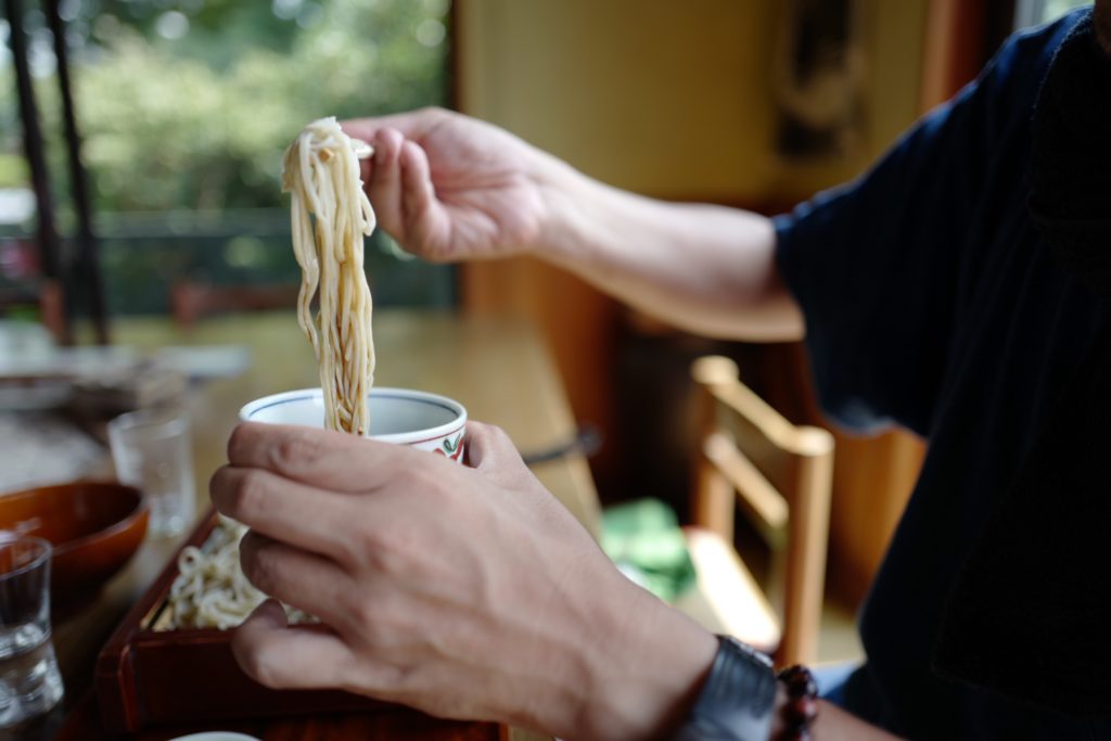 朝霧高原の手打蕎麦やさん「三更」で鴨蕎麦を。