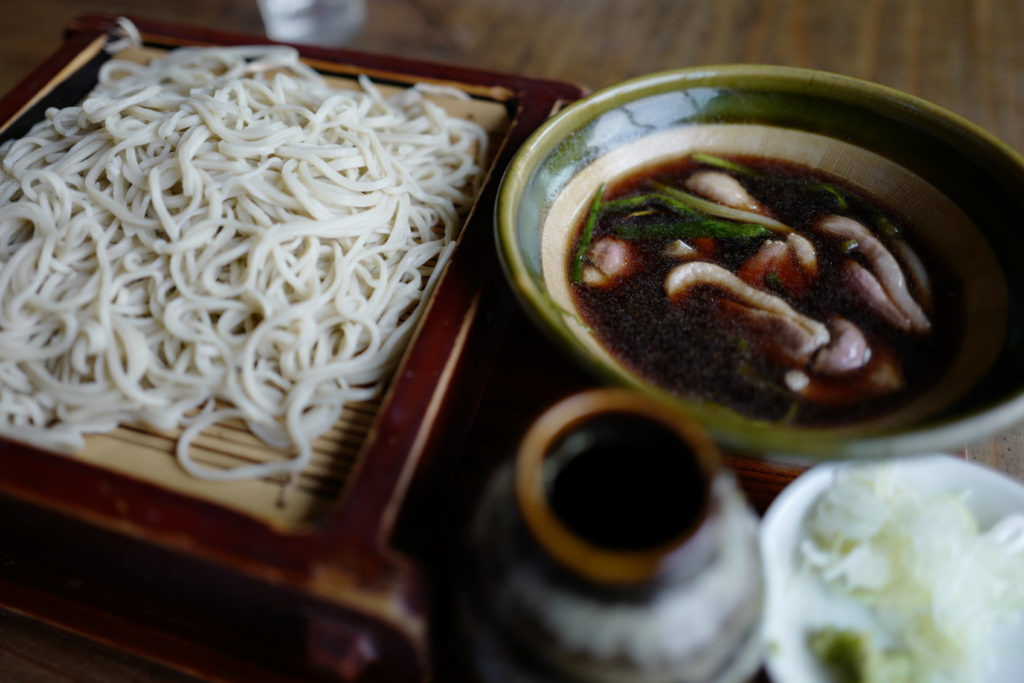 朝霧高原の手打蕎麦やさん「三更」で鴨蕎麦を。