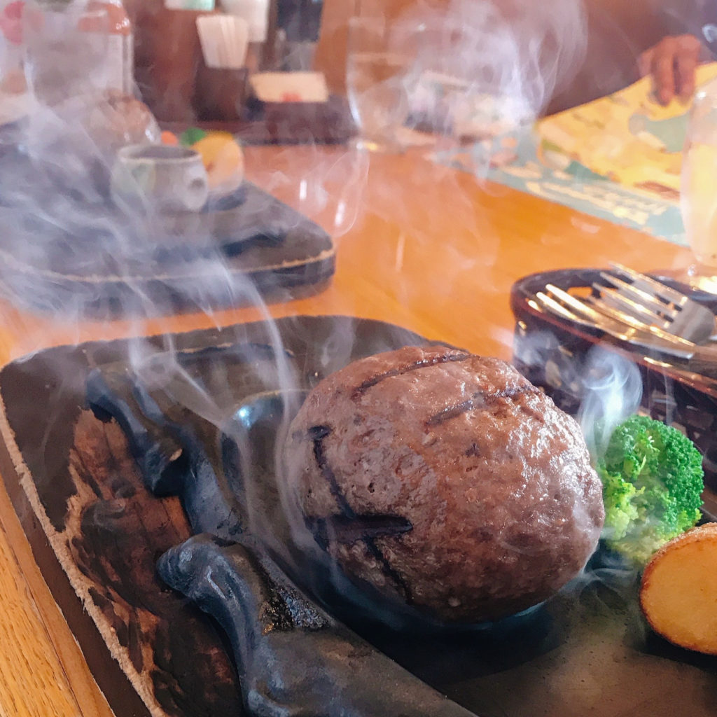 静岡名物、炭火焼レストラン「さわやか」でキャンプ撤収後のサヨナラランチ