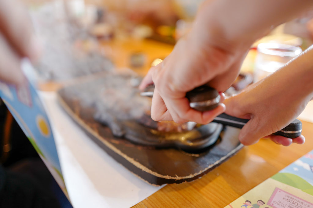 静岡名物、炭火焼レストラン「さわやか」でキャンプ撤収後のサヨナラランチ