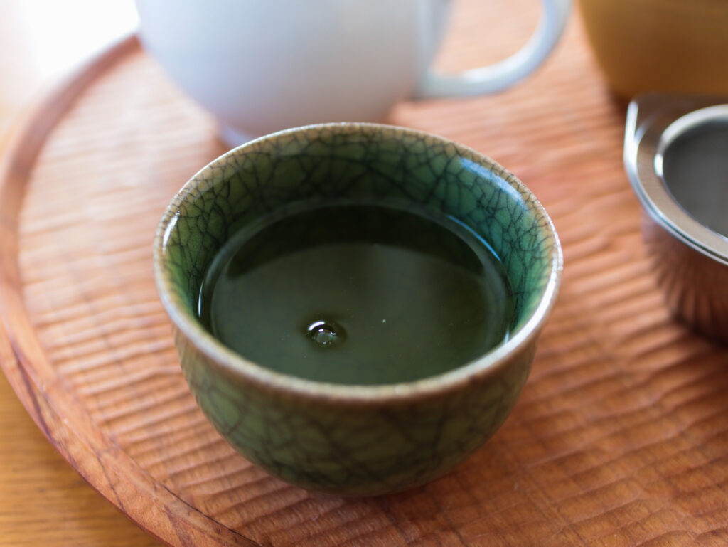 ひとり専用ティータイムセット：日本酒用のぐいのみで煎茶をいただく