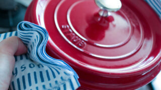 不潔になりやすい鍋つかみは、手ぬぐいで代用