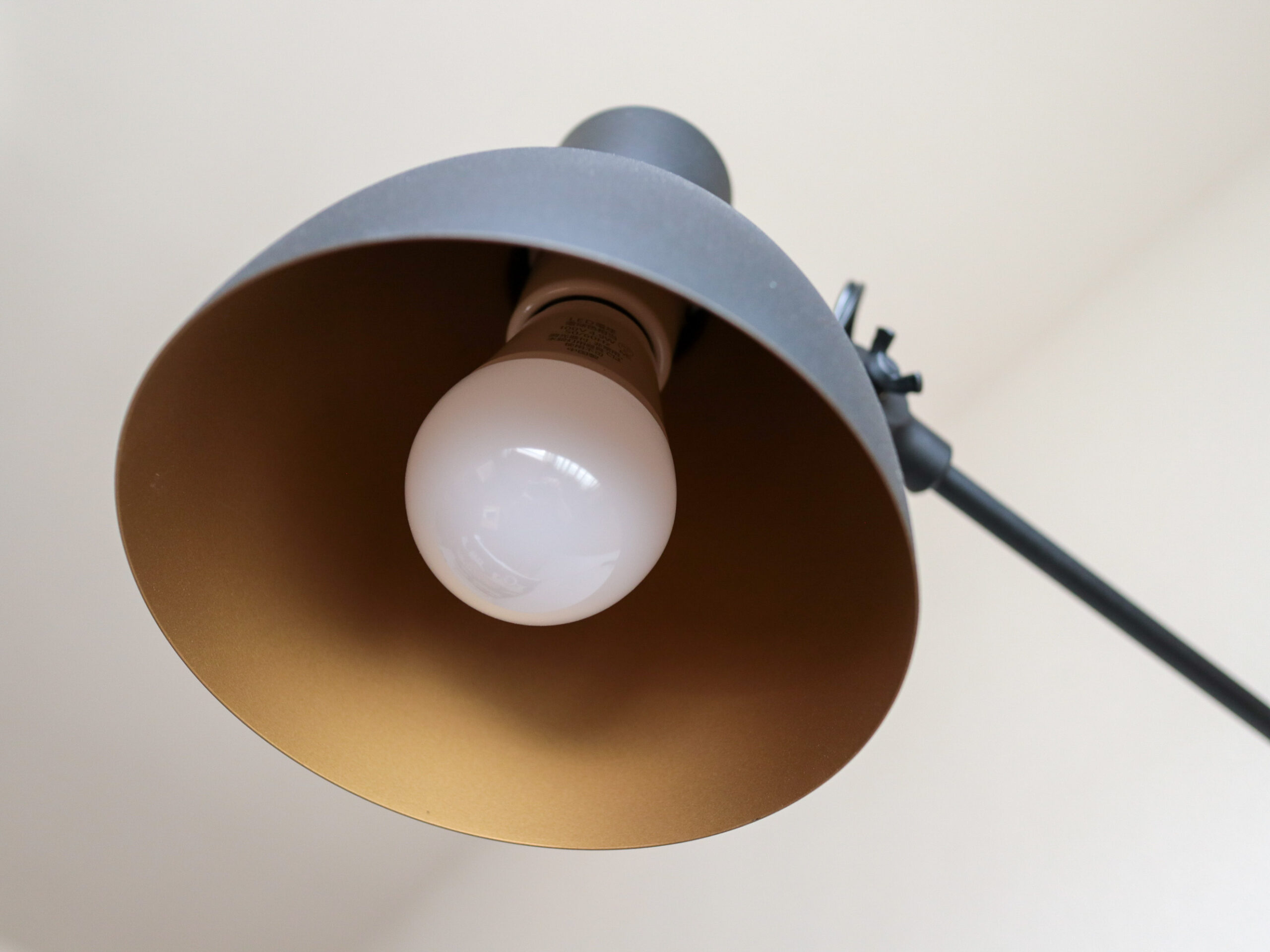 電源工事不要！】わたしの部屋の壁に、LEDアームライトを取り付けまし
