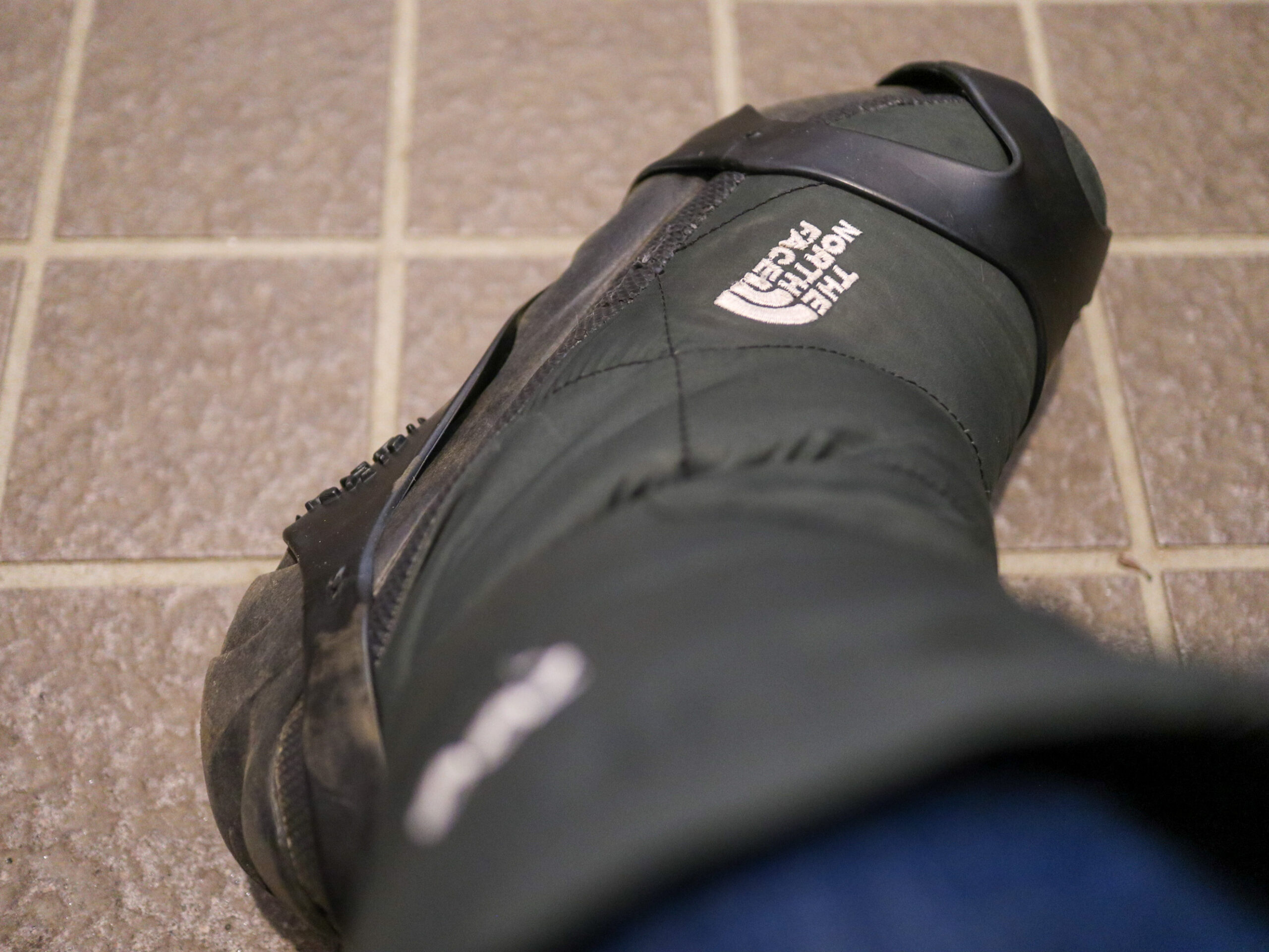 【急な積雪に】いつもの靴につけるだけで滑りにくく！安くてシンプルなスノースパイク