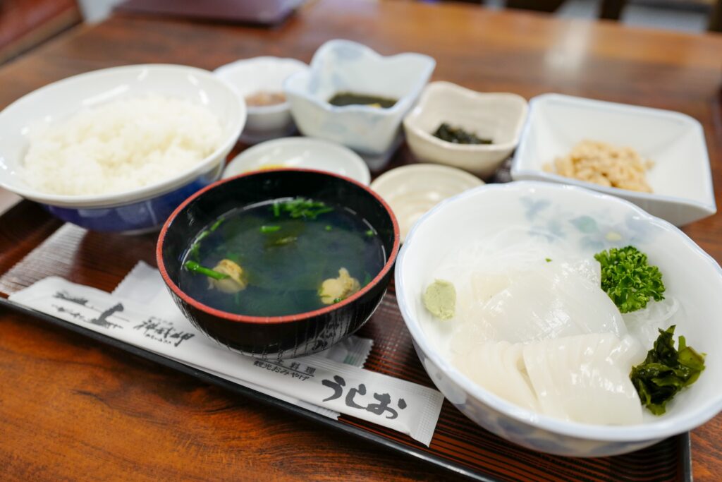 積丹半島 神威岬の食堂うしおであわびといかの海鮮ランチ