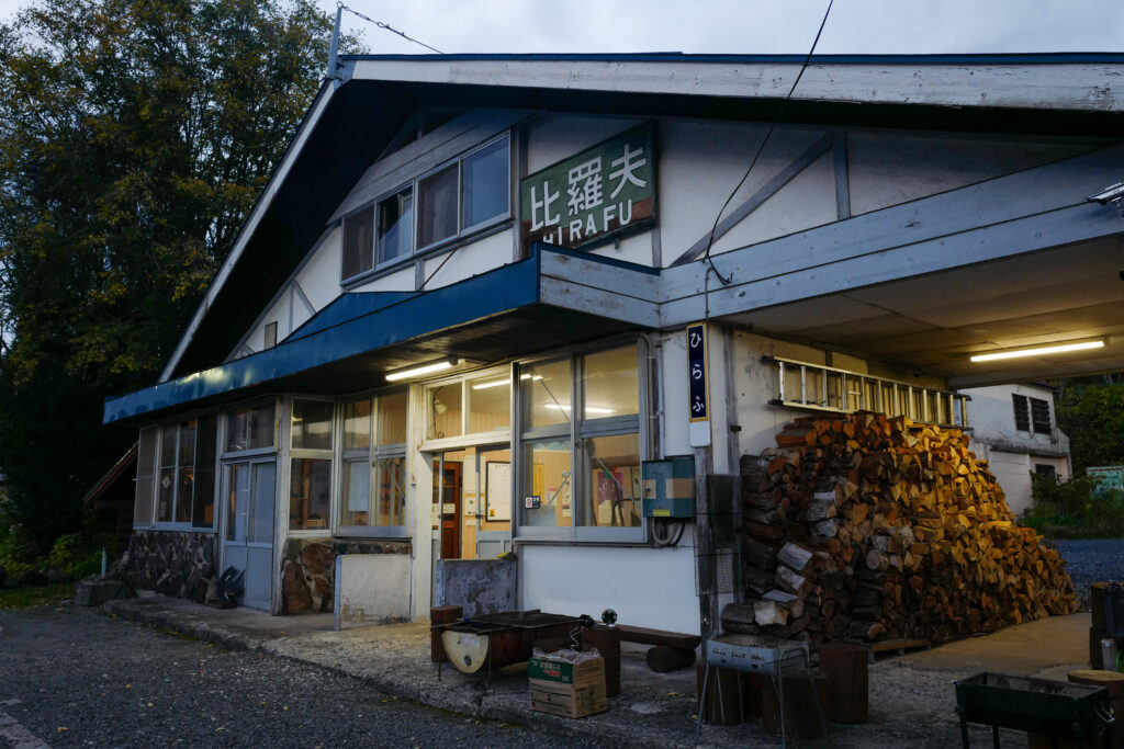 北海道6泊7日ひとり旅：2日目：駅の宿ひらふ　駅ホームでBBQ