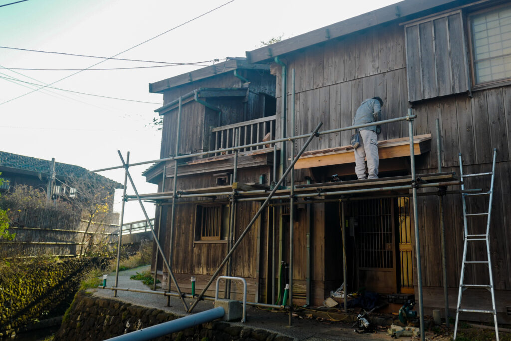 夫婦ふたり旅：1日目：佐渡島 宿根木の町並み修復作業