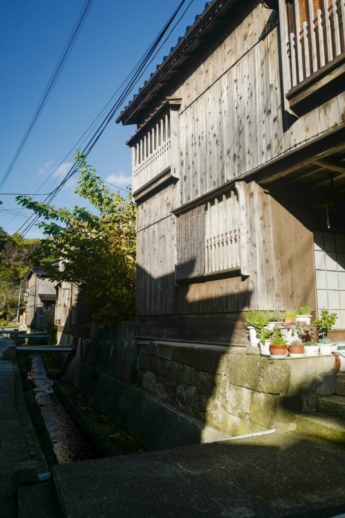 夫婦ふたり旅：1日目：佐渡島 宿根木の町並み修復作業