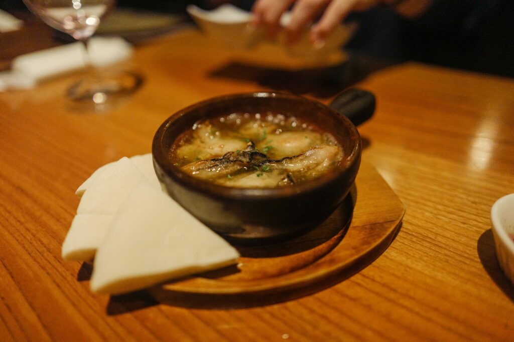 大阪3泊4日旅：1日目：西宮　地中海食堂　タイーム　牡蠣のアヒージョ