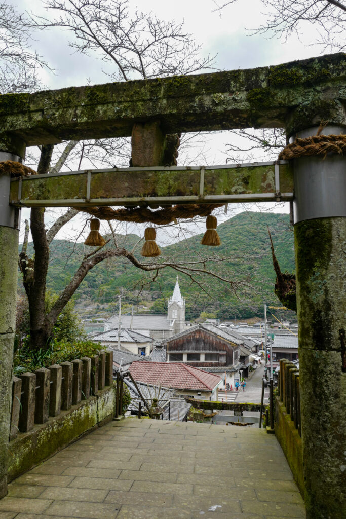 島原・天草4泊5日旅：4日目：天草　本渡バスセンターから世界遺産　潜伏キリシタンの里崎津集落へ　崎津諏訪神社鳥居越しの風景