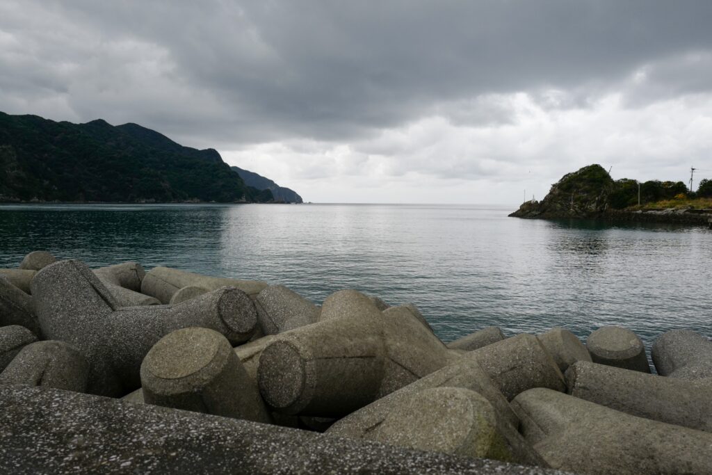 天草　崎津　海上マリア像の見える堤防