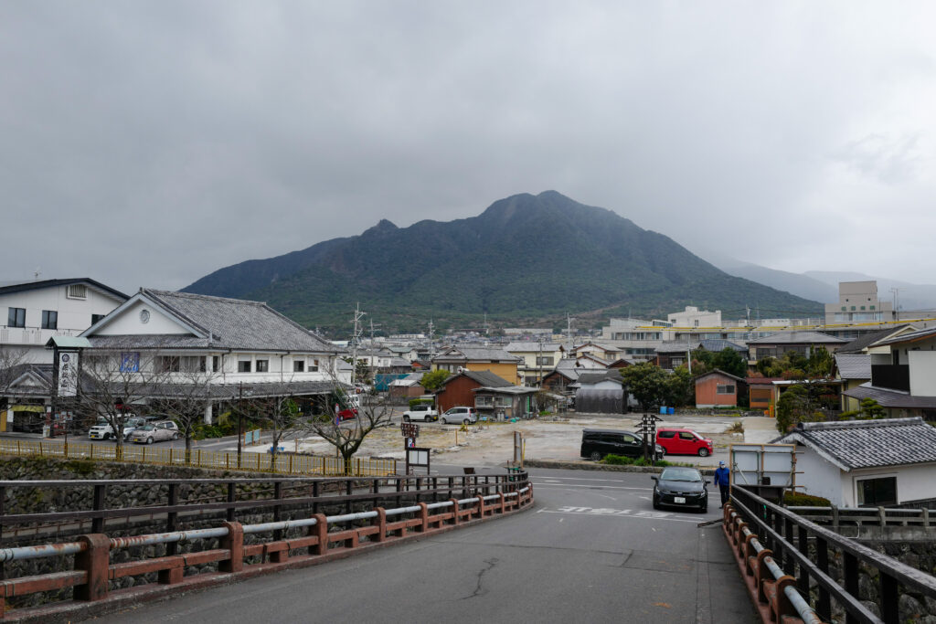 島原・天草4泊5日旅：2日目：島原城下散策　島原城からみた雲仙