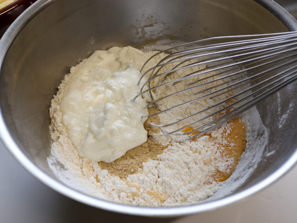 ガトーオポムレシピ　たまご、小麦粉、ヨーグルトをよく混ぜる