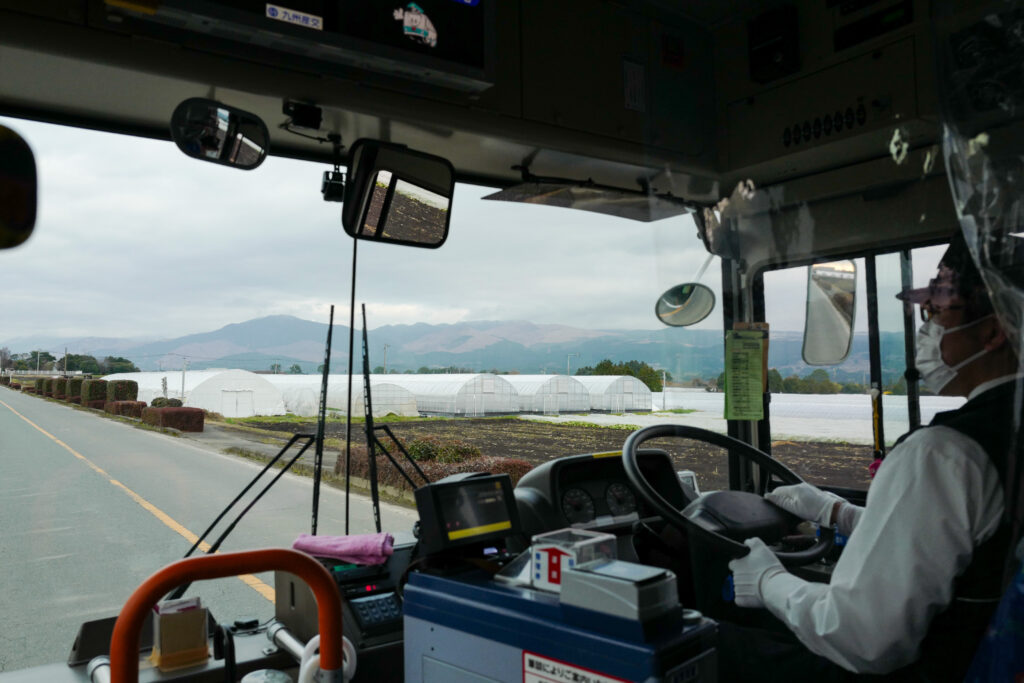 熊本桜町バスターミナルから熊本空港へ　阿蘇の山なみ