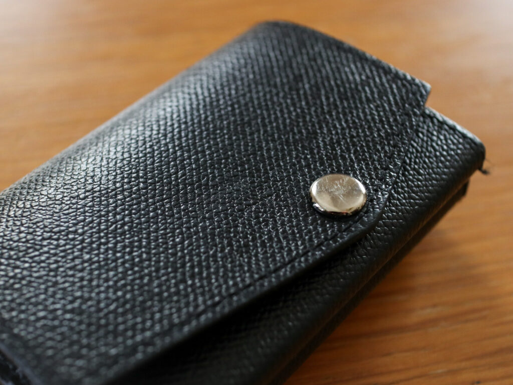 アブラサスの小さい財布のマイナスポイント：スナップボタンの塗装が剥げた