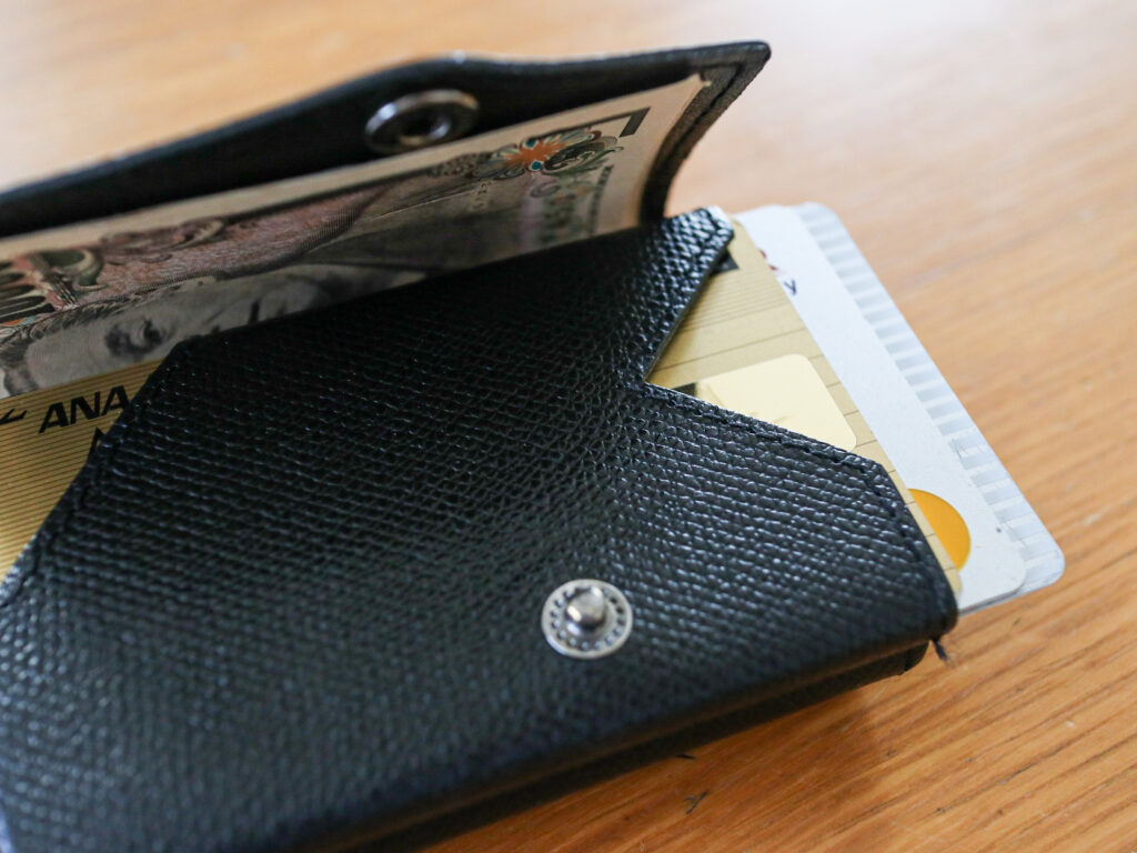 アブラサスの小さい財布のマイナスポイント：カードスロットが伸びてカードがすっぽ抜けてしまう