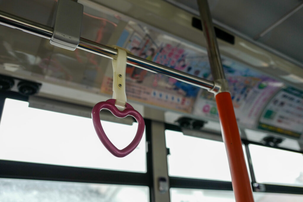 尾道・しまなみ海道4泊5日旅　4日目：福山駅からバスで鞆の浦へ　ハートのつり革