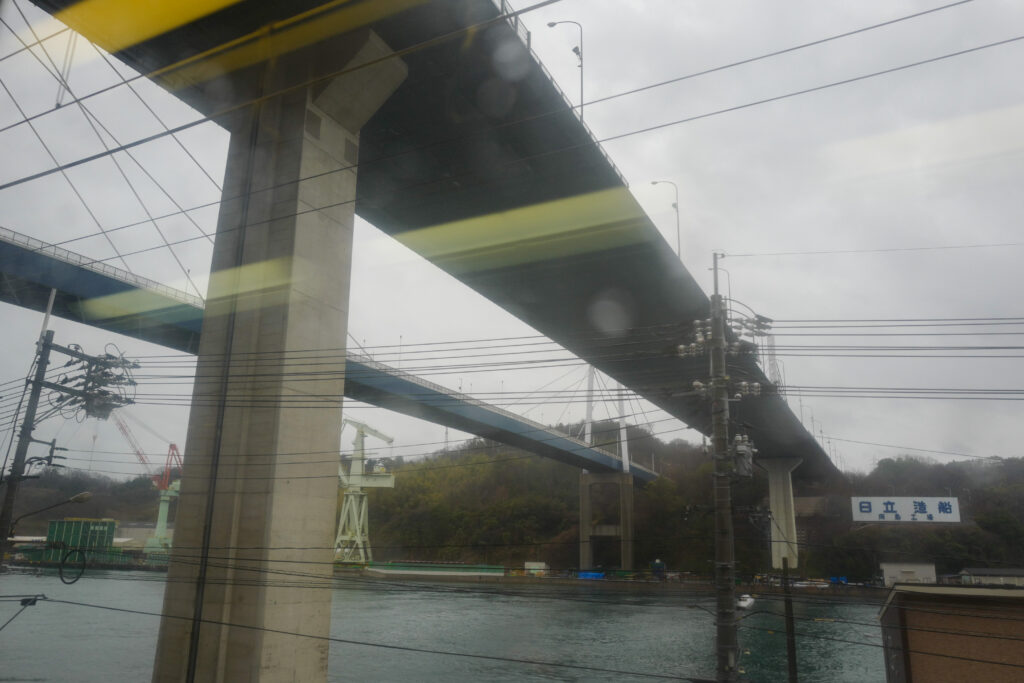 尾道・しまなみ海道4泊5日旅　4日目：尾道から福山へ　尾道大橋の下をくぐる