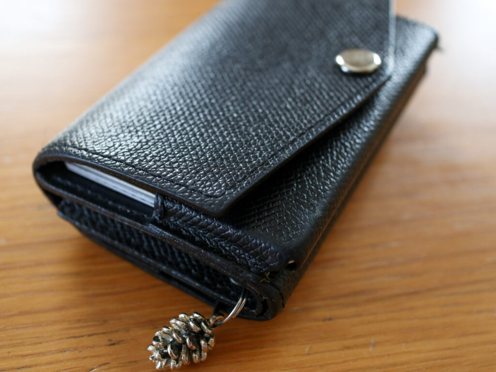アブラサスの小さい財布のマイナスポイント：革が安っぽい