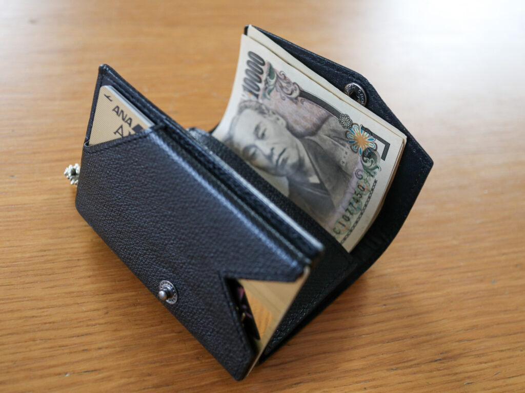 アブラサスの小さい財布のマイナスポイント：お札に穴をあけてしまいがち