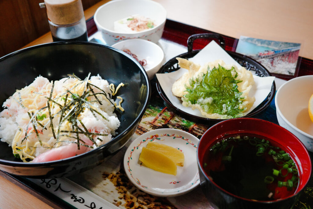 鳥取ひとり旅で食べた美味しいもの：道の駅あまるべ　餘部鉄橋御膳（カニちらし）