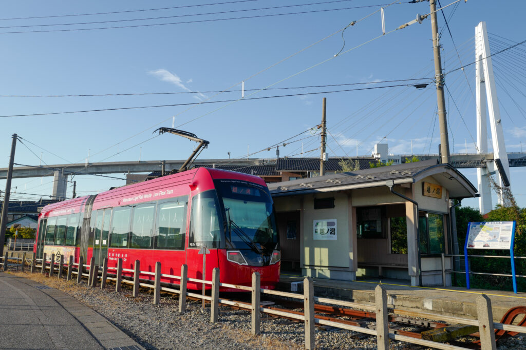 富山3泊４日旅　万葉線で越の潟駅へ