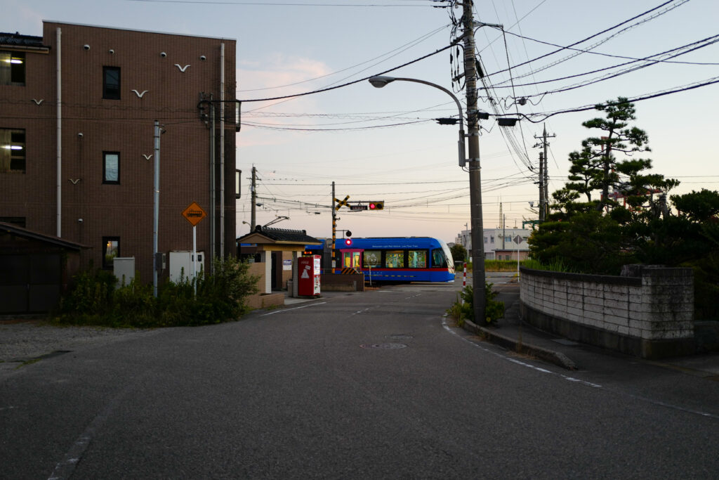 富山3泊４日旅　万葉線　越の潟駅　ドラえもん