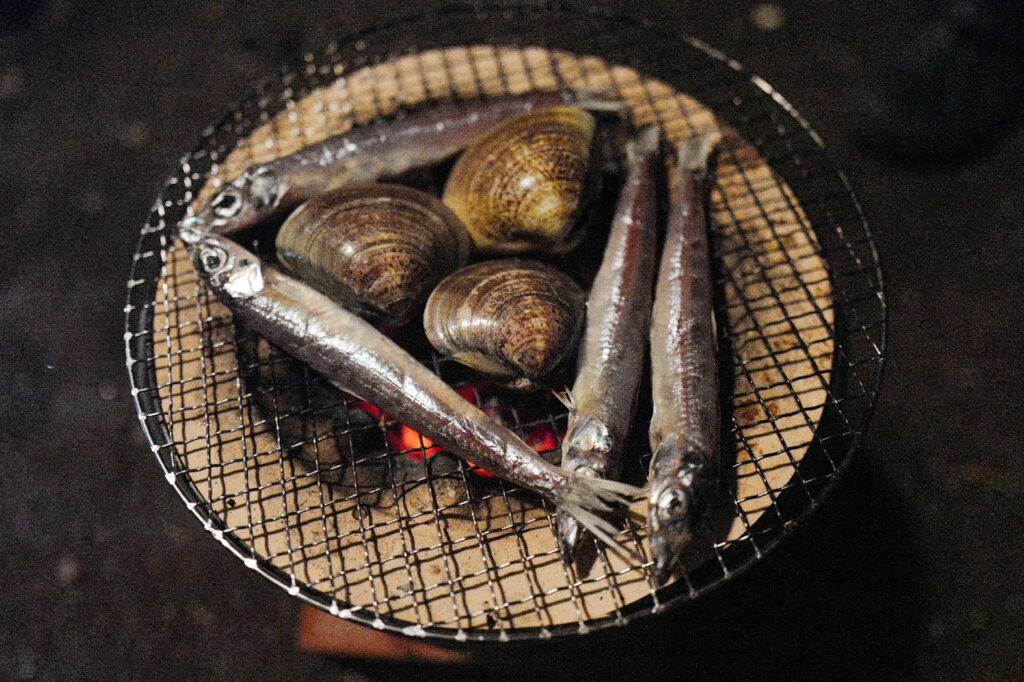 沼津港で買ってきた海産物を七輪焼き