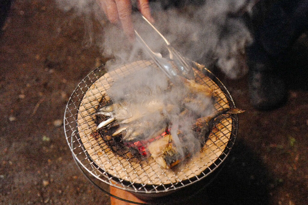 沼津港で買ってきた海産物を七輪焼き