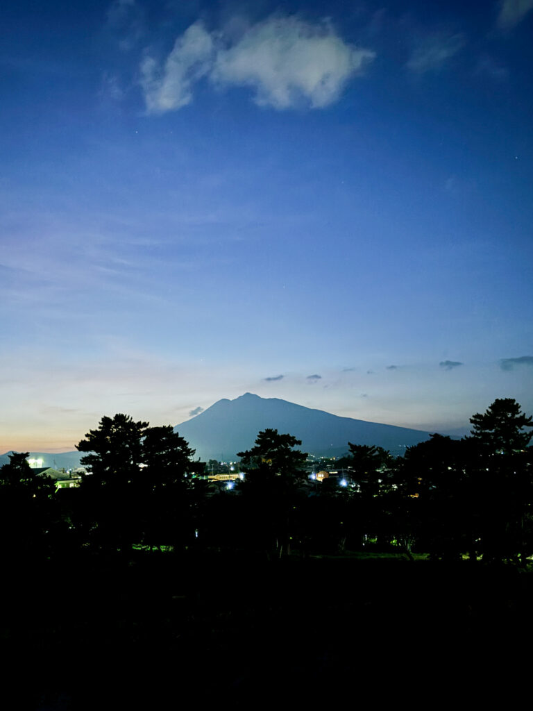 弘前城天守台から見る岩木山