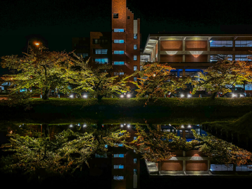弘前城の夜の紅葉　比呂s会場聞くと紅葉まつりライトアップ